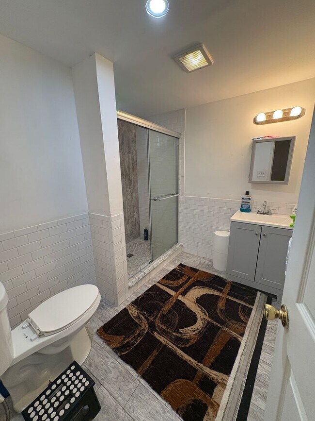Building Photo - Large 5 Bedroom 2 Bathroom Single Family H...
