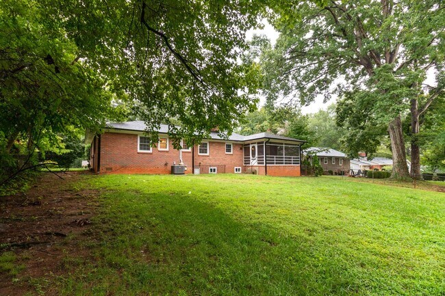 Building Photo - Beautiful 3 bedroom 2 1/2 bathroom Home with a Fenced-in Backyard in Winston!