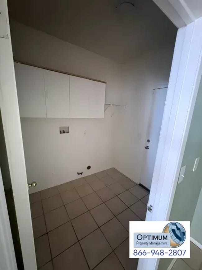 Building Photo - Spacious 4-Bedroom 2-Bathroom Home with Fireplace & Large Backyard