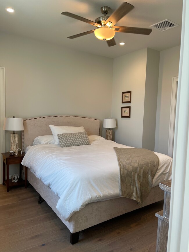 Bedroom with Cal King bed - 731 Saint Charles Ave