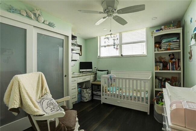 Building Photo - 2400 NE 10th St