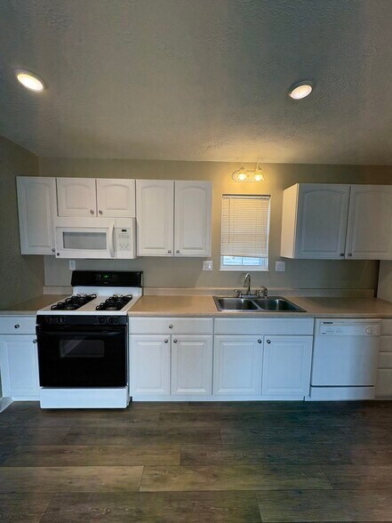 Building Photo - 132 Brenda Ln
