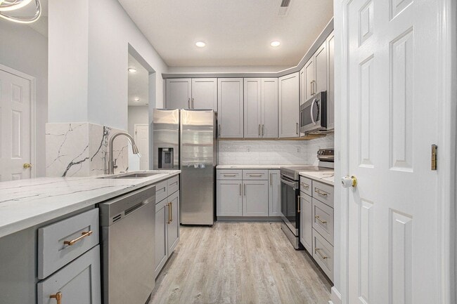 Building Photo - Beautifully Updated 3BR/3BA Coastal Townhome in Prime Location!