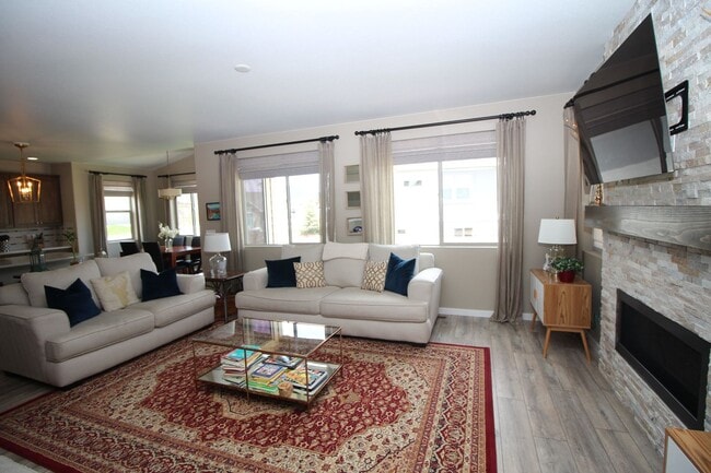 Building Photo - Amazing 4bdrm home in Forest Lakes