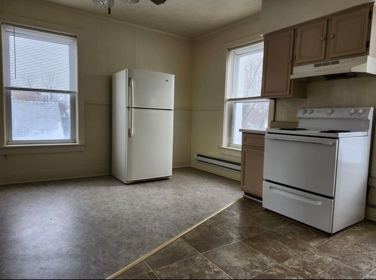 Building Photo - 208 E Van Buren St