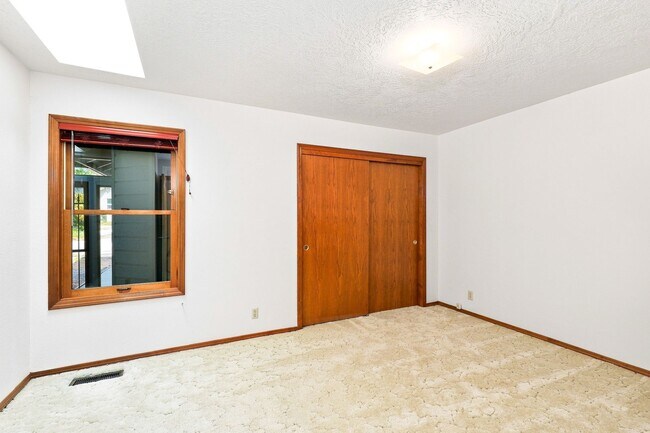 Building Photo - 751 Catron St N