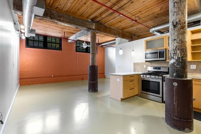 Building Photo - 170 Boulevard SE