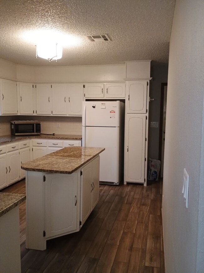 Building Photo - Country living at its BEST ! 3 bedroom 2 b...