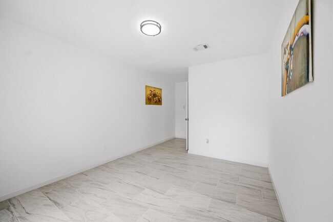 Building Photo - 7310 Londres Dr