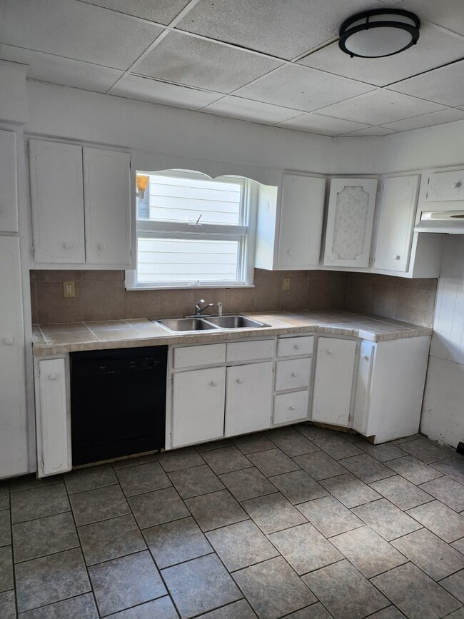 Building Photo - 648 E Scott St