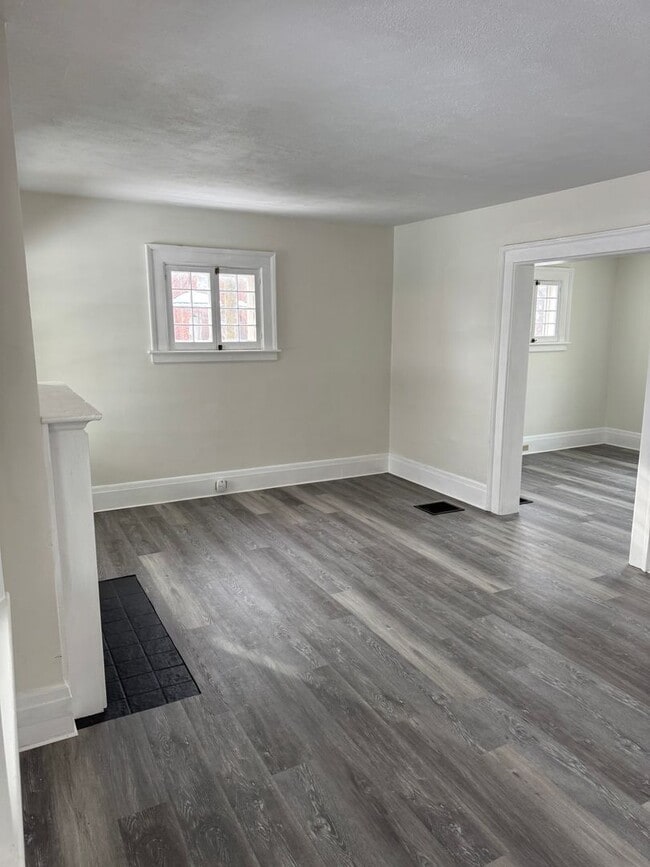 Building Photo - Single Family Home 3 bedroom 1 bath new paint flooring with basement fenced in yard