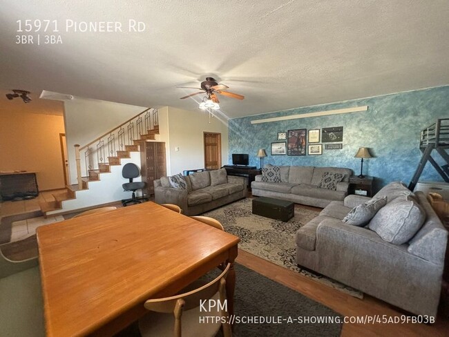 Building Photo - 3 BED | 2.5 BATH | HUGE DOUBLE GARAGE | FA...