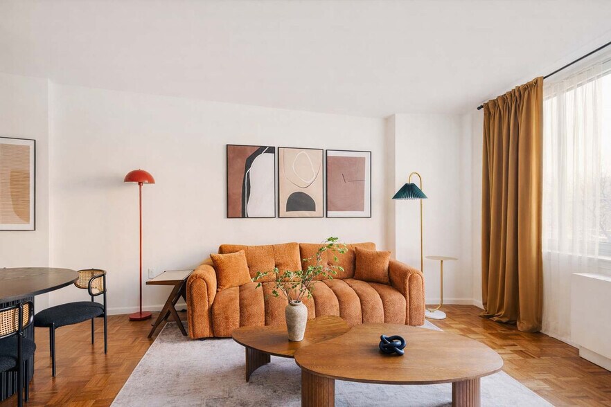 Building Photo - 350 W 43rd St