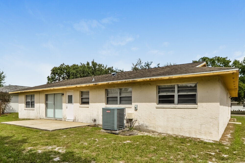 Building Photo - 8564 Cedar Cove Dr