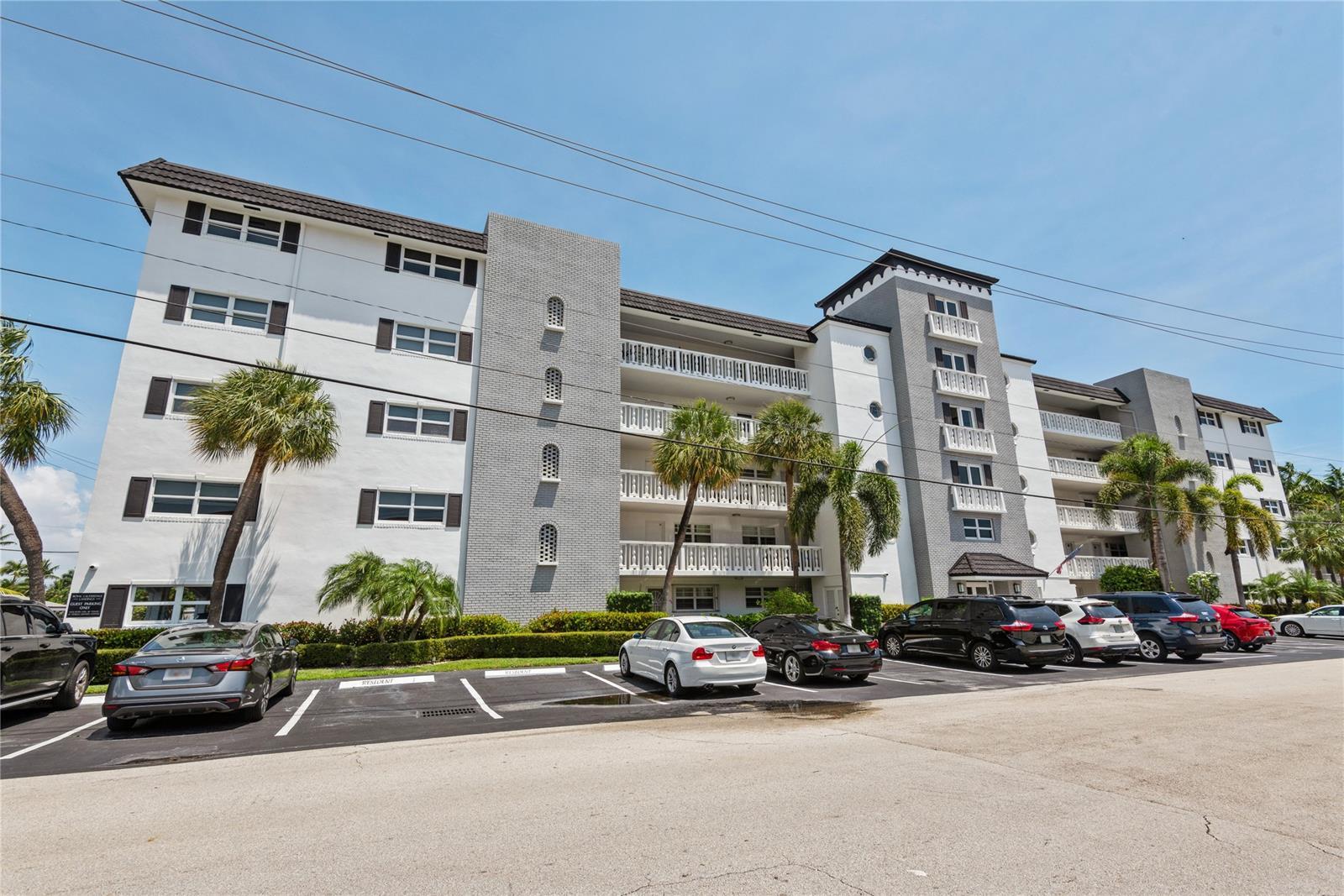Building Photo - 5100 Bayview Dr
