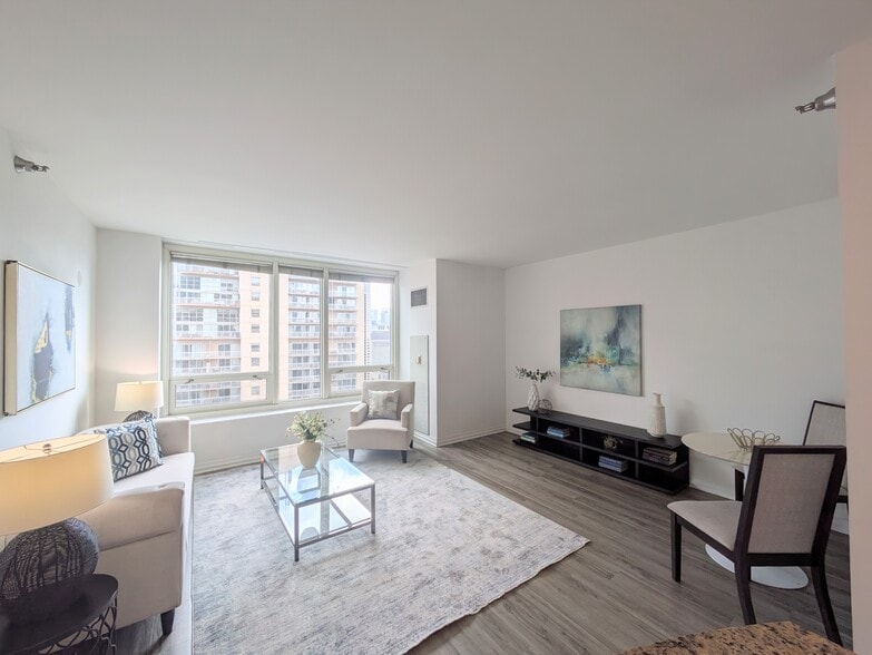 PHOTO IS OF A SIMILAR UNIT WITH SAME FLOOR PLAN. ACTUAL FINISHES MAY VARY - 33 W Ontario St