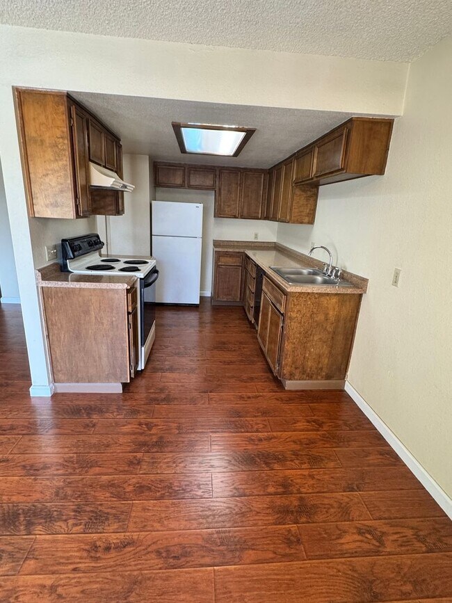 Building Photo - 1 Bed/1 Bath in Gated Community Condo