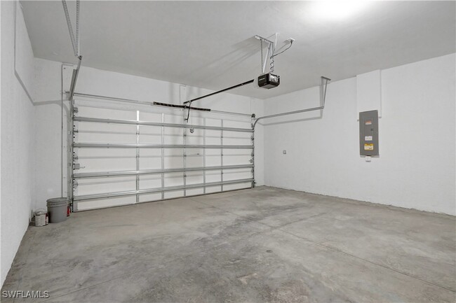 Building Photo - 335 Tamarindo Ln