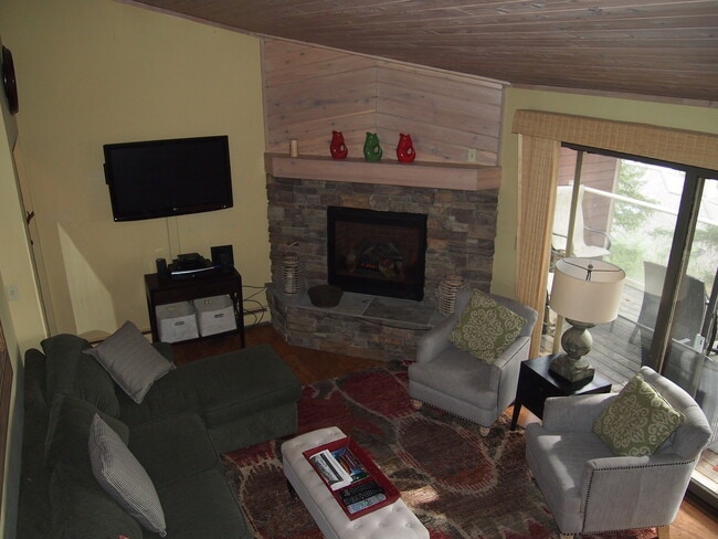 Building Photo - 2 Bedroom 2 bath, Hillside Whitefish Lake Condo