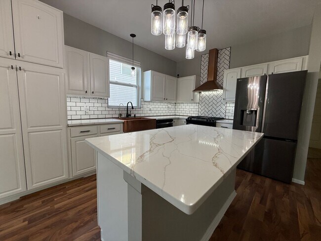 Building Photo - New to Elkhorn Rental Market!
