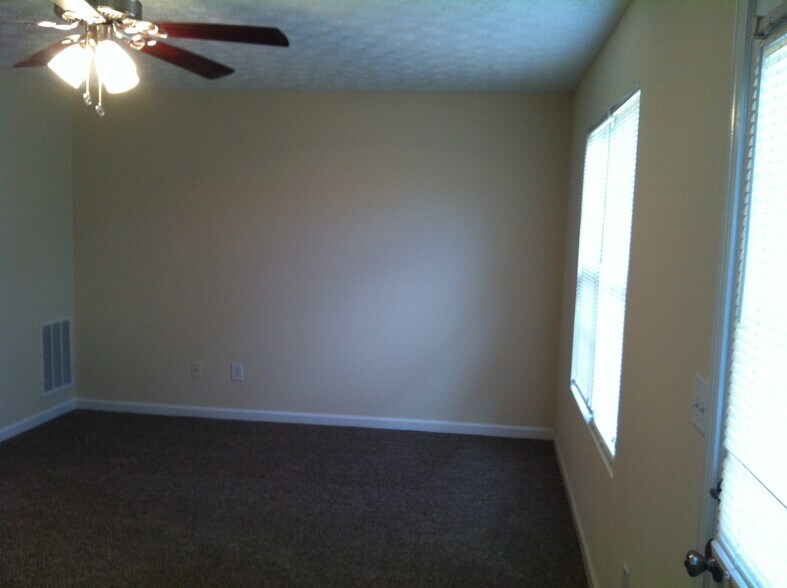 Building Photo - 7160 Grosbeak St