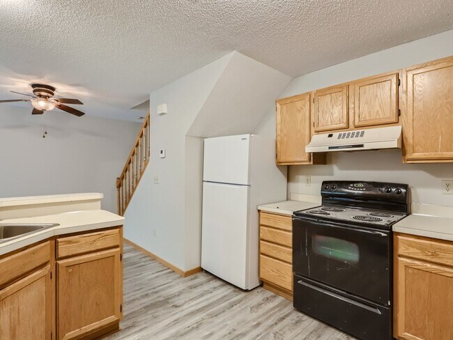 Building Photo - Blaine Townhome
