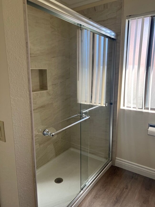 Building Photo - Meticulously maintained condo - 2 main bed...