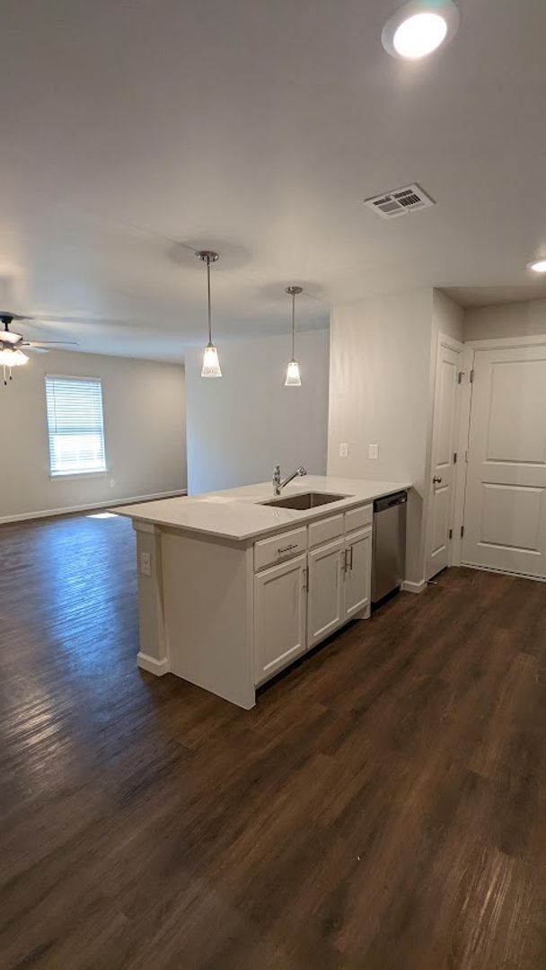 Building Photo - 3 Bed 2 Bath 2 Car Duplex Freedom Villas in Midwest City, OK