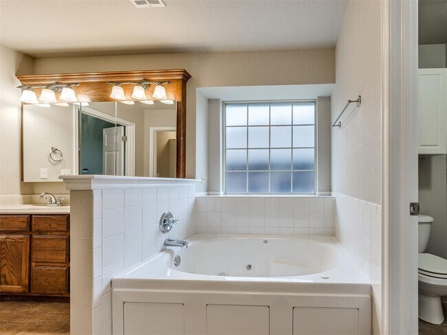 Building Photo - 1605 SW 33RD St