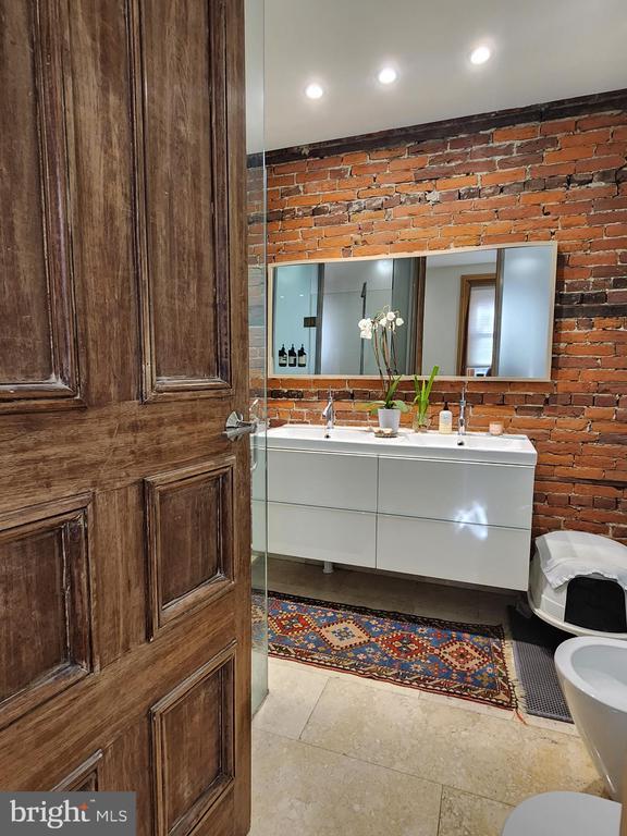 Building Photo - 2402 Lombard St