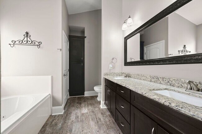 Building Photo - 2201 Hunters Trl Dr