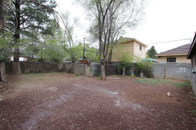 Building Photo - 4 bedroom Sunnyside Home