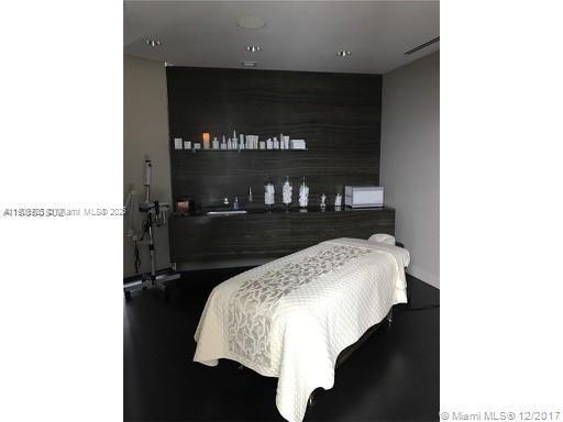 Building Photo - 18555 Collins Ave