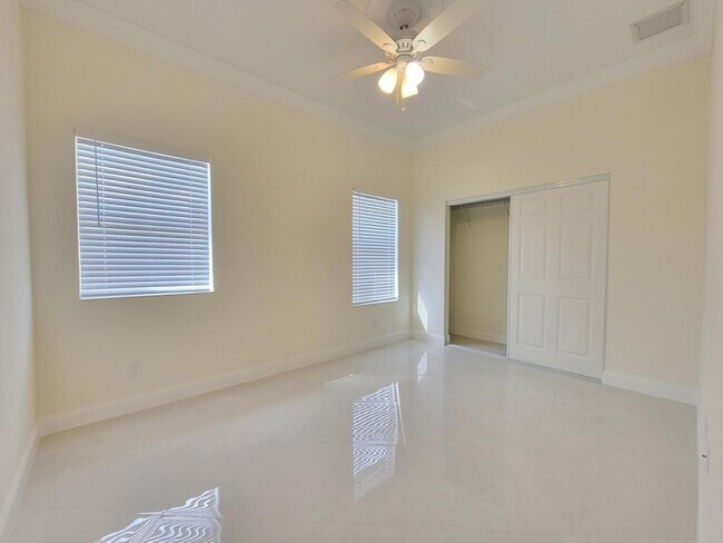 Building Photo - 4649 Lillian Ave