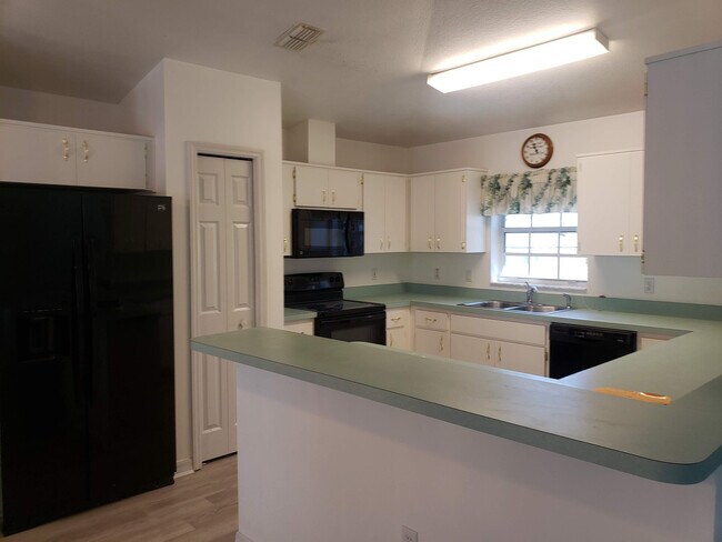 Building Photo - Lovely Pine Ridge Pool Home