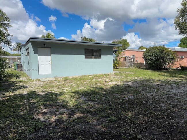 Building Photo - 1306 NW 11th Pl