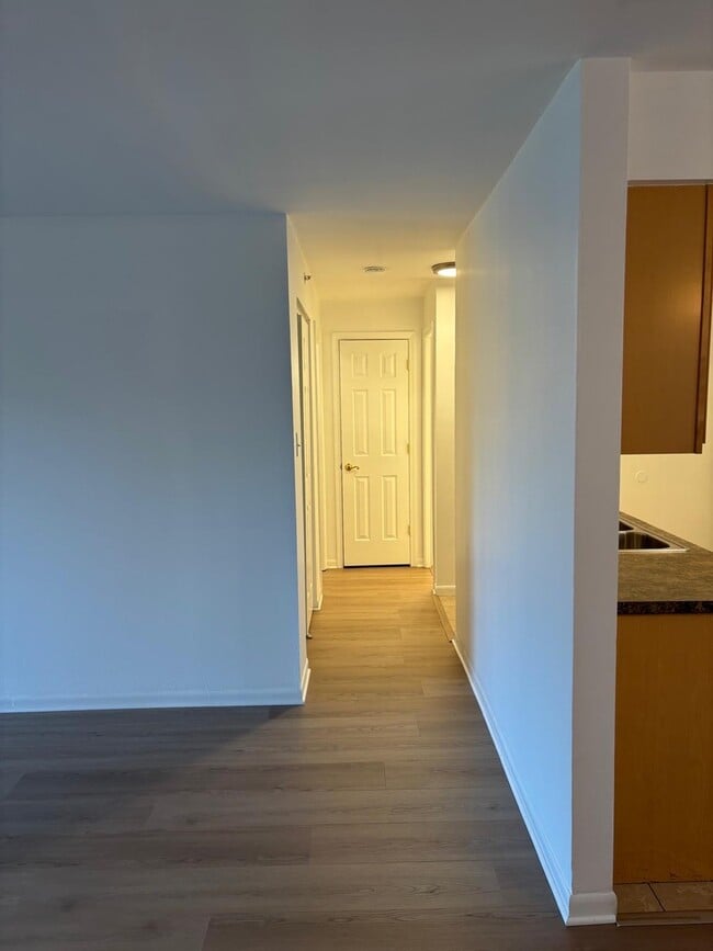 Building Photo - 1900 Knights Bridge Dr