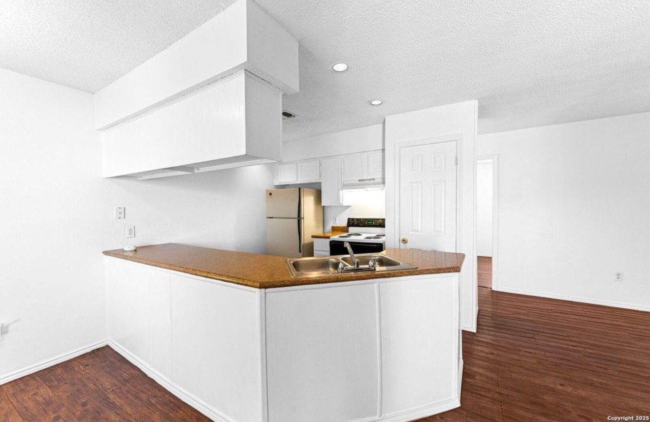 Building Photo - 7568 Windsor Oaks
