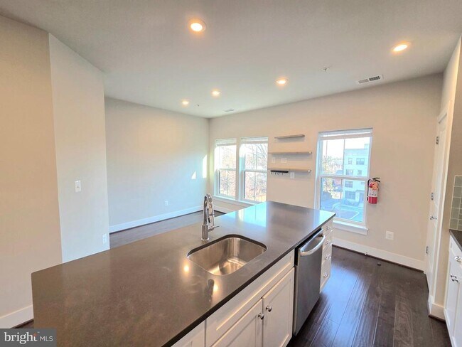 Building Photo - 820 Fern Pl NW