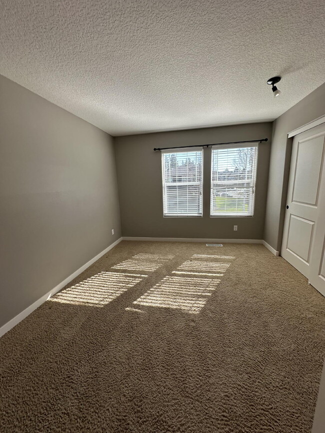 Building Photo - 3 Bed 2 1/2 Bath Wilsonville Gem ** $300 o...