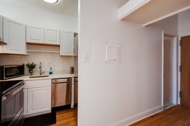 Building Photo - Heart of Dupont Move-in Ready Studio at the Historic Cairo Condominium! Utilities Included!