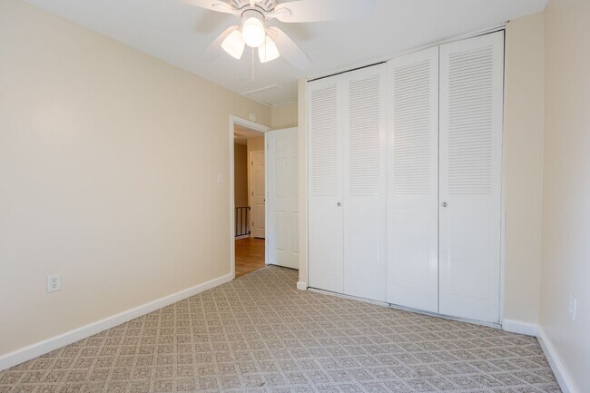 Building Photo - Beautiful 3 BR/2.5 BA Townhome in Millersv...