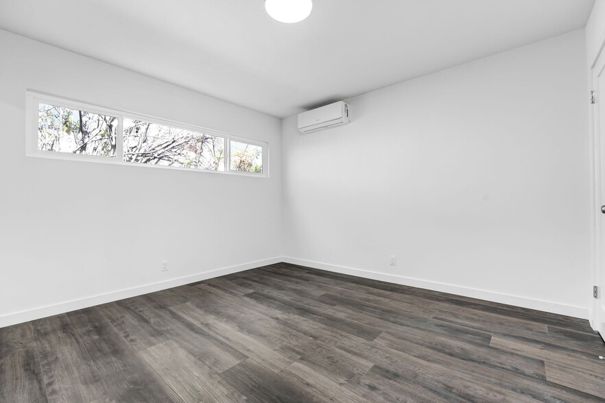 Building Photo - 978 S Barrington Ave