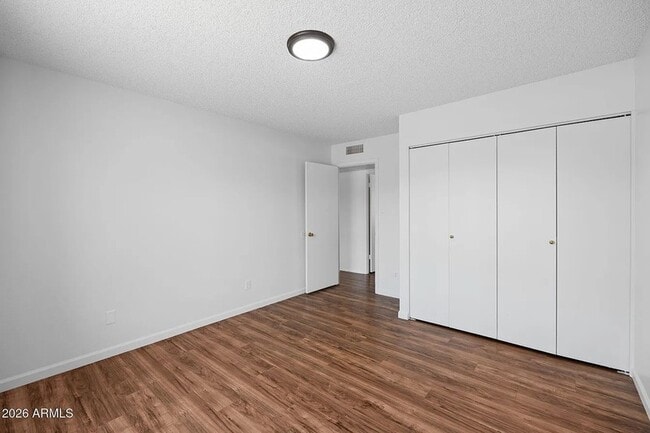 Building Photo - 1664 E Del Rio Dr