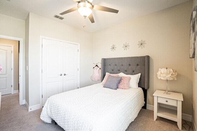 Building Photo - 3/2.5 Beautiful Model Townhome with Screened Courtyard & 2 Car Garage