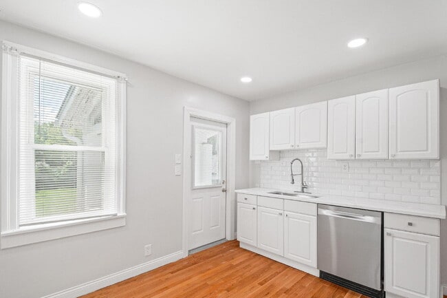 Building Photo - 4637 Alpine Ave