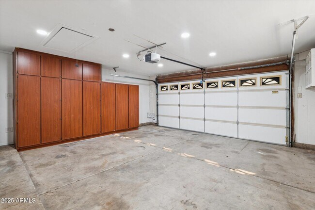 Building Photo - 10821 N 63rd Dr