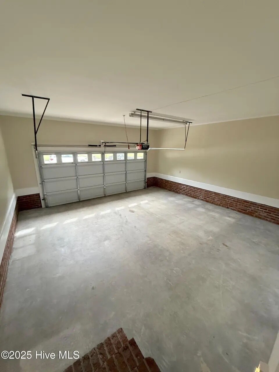 Building Photo - 107 E Baywood Ln