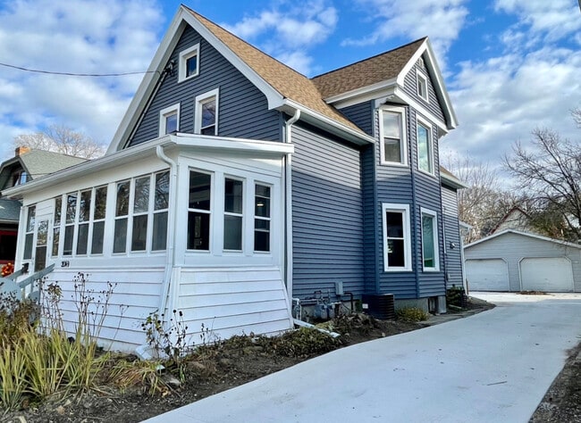 Building Photo - 2049 E Washington Ave