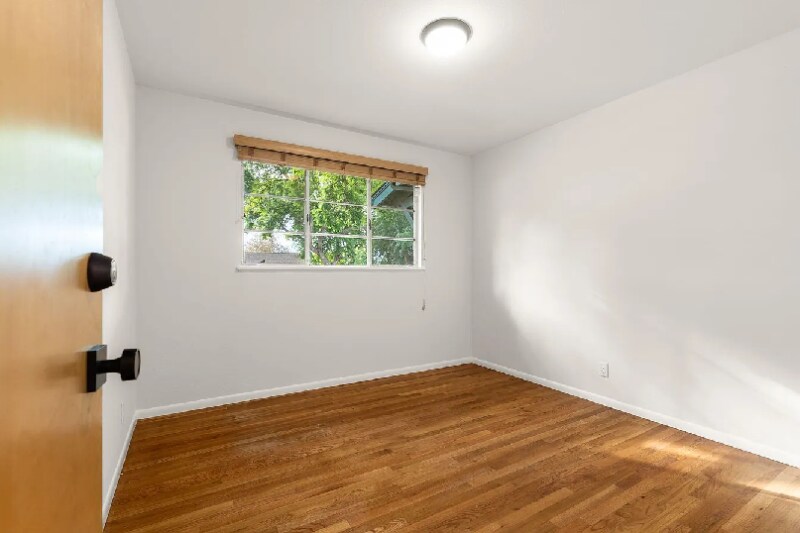 Building Photo - 5651 N Bryn Mawr St